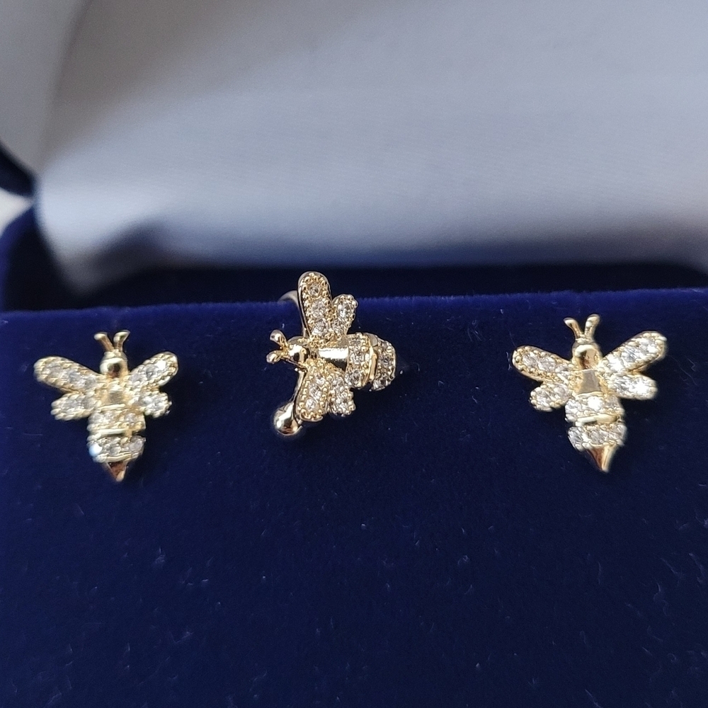 NWOT - Gold Tone Bumble Bee Stud Earrings and Ear Cuff